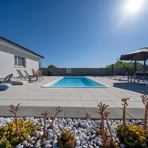 Villa Dreams, Brisevo