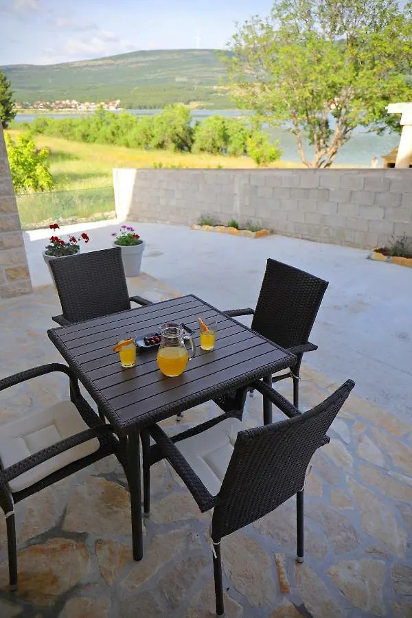 Apartmani Neva, Pridraga